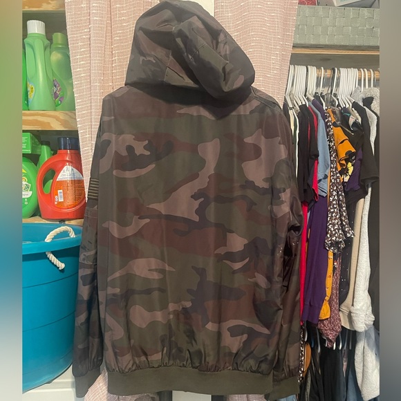 Wind breaker Jacket - Picture 3 of 3